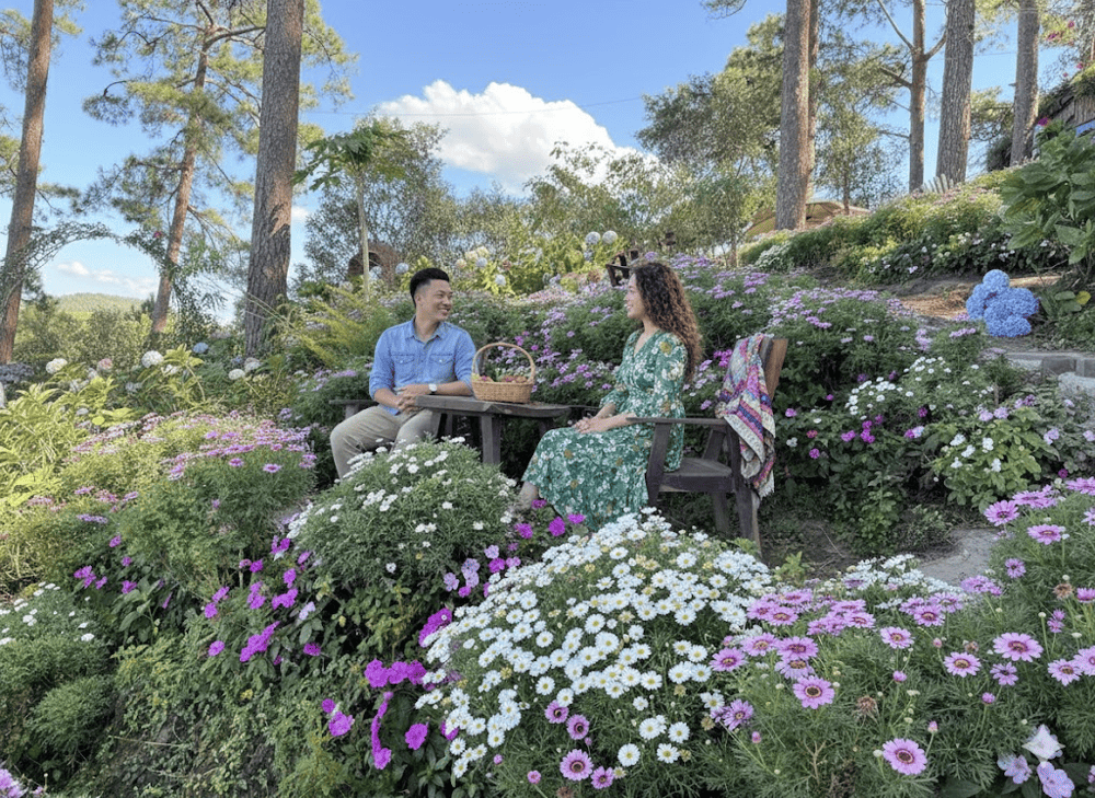 Nhâm nhi một chút cafe, trà sữa giữa không gian thơ mộng của Happy Hill giúp bạn xua tan mỏi mệt, gắn kết tình cảm với người thân